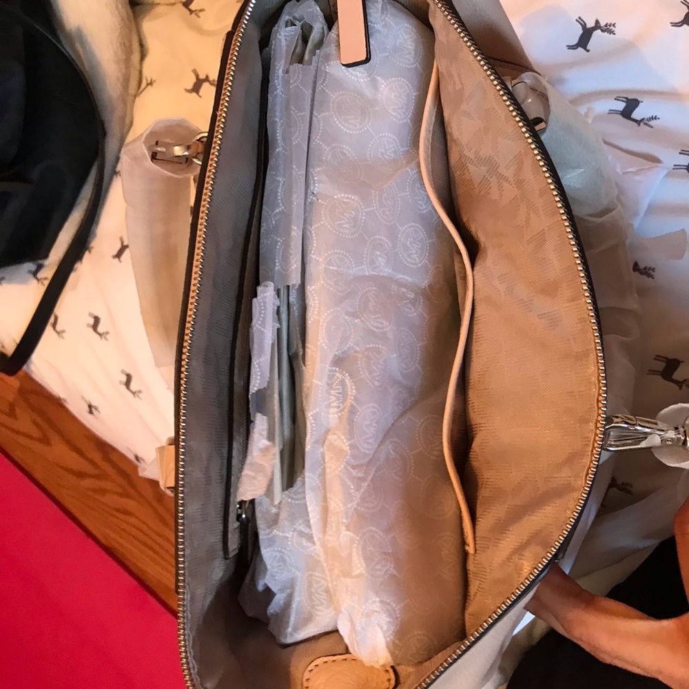 Michael Kor Riley Tote - Picture 5 of 6